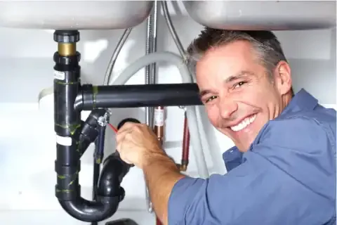 Plomero profesional reparando